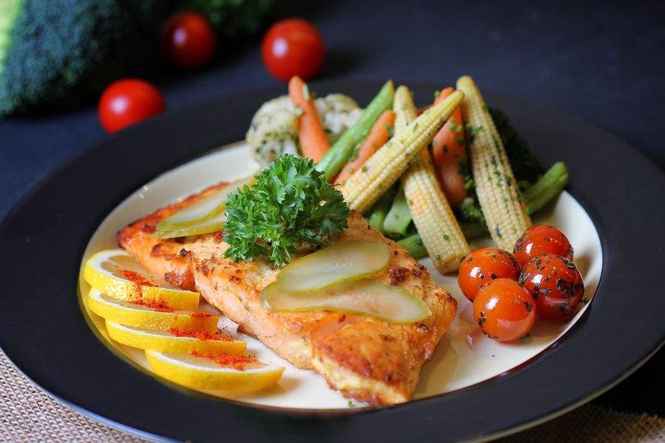 Ausgewogener Teller mit Lachs und viel Gemüse