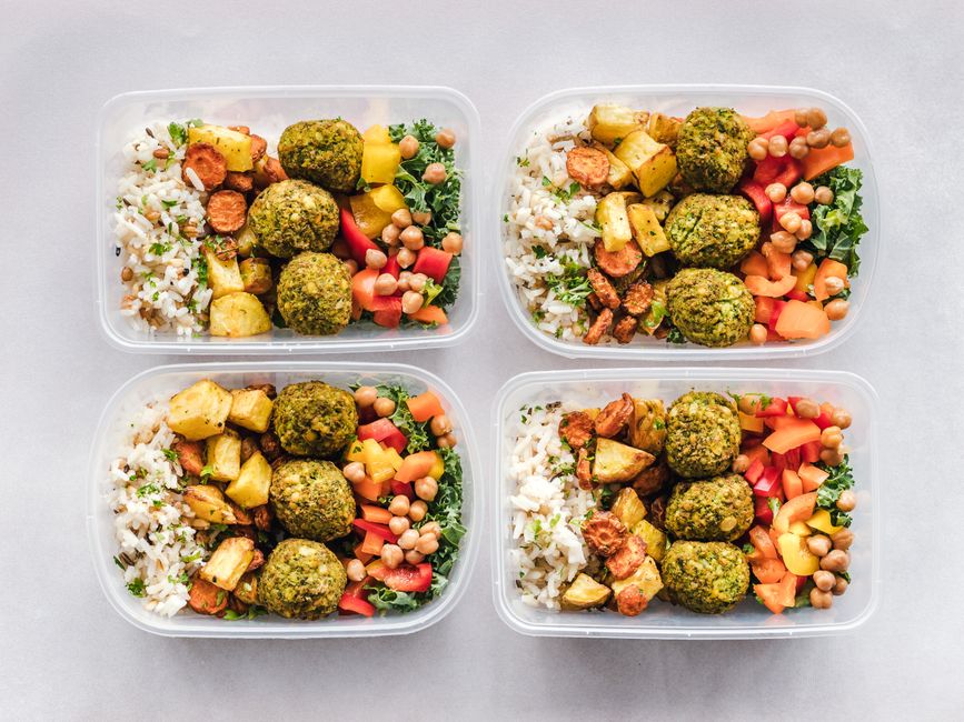 Mehrere gleiche Meal-Prep-Boxen mit vorgekochtem Essen